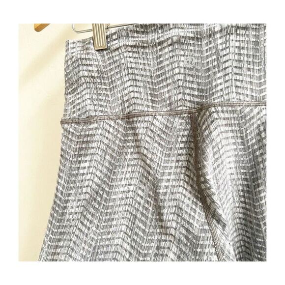 Lululemon Wunder Under High Rise Leggings Cropped Size 6 Chevron Stripe Print - Picture 9 of 10